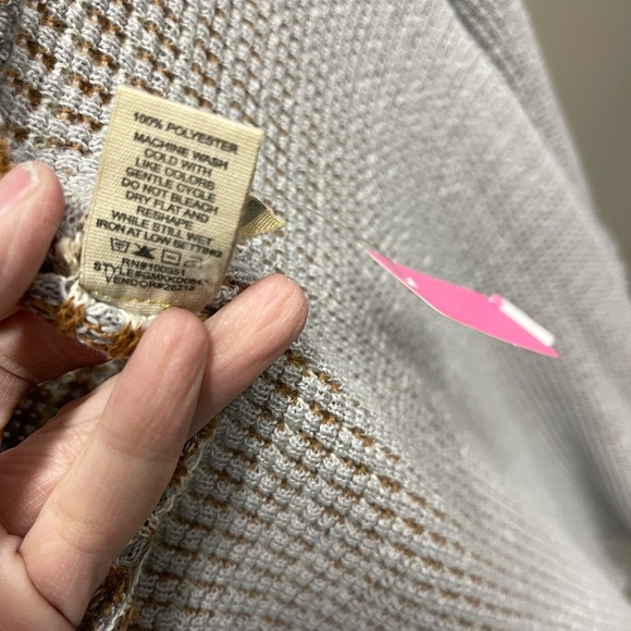 Gimmicks Brown and White Checkered Knit Sweater - Picture 4 of 4